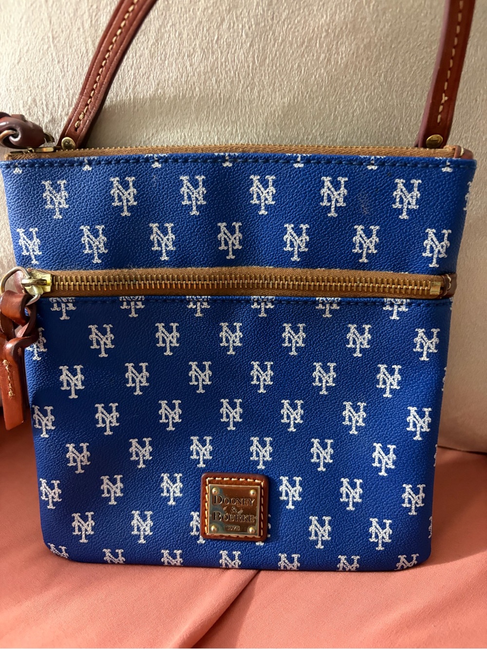 Dooney & Bourke New York Mets Crossbody with Tan Trim - Picture 2 of 4